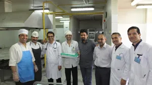 تجلیل از کارکنان خدماتی بیمارستانهای شهرمیانه  در روزجهانی کارگر