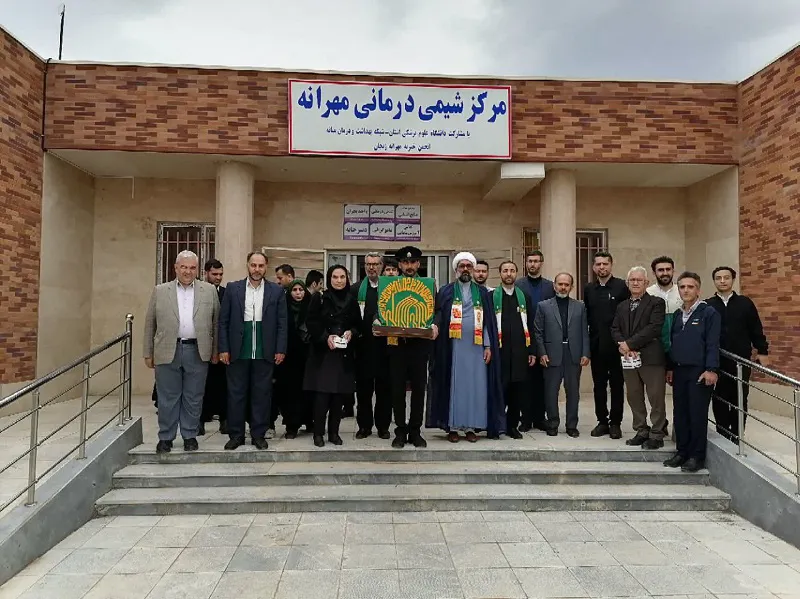 حضور خادمان آستان قدس رضوی با پرچم متبرک ضریح مقدس امام رضا(ع) در بیمارستان های خاتم الانبیاء (ص) میانه